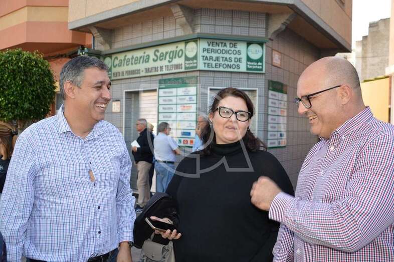 La concejala Celeste López con los también ediles Servando González y Agustín Arencibia, este mediodía en Los Llanos (Foto TA)